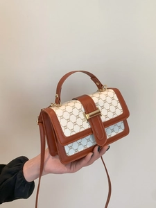 Sac à bandoulière vintage marron avec monogramme et toile beige à boucle dorée