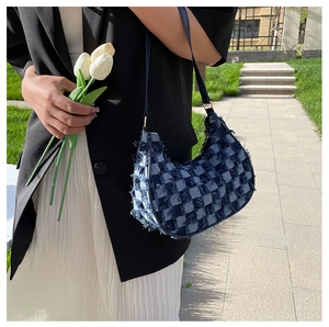 Détail du sac sous le bras en denim avec motif en damier effiloché et bords à franges