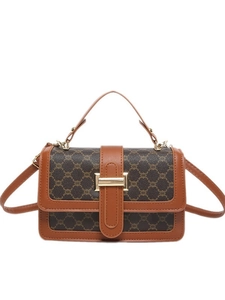 Sac bandoulière vintage monogrammé avec finitions en cuir marron et fermoir métallique