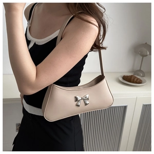 Sac baguette en cuir PU beige orné d'un élégant nœud en métal argenté brillant