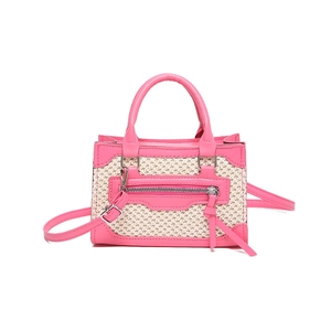Sac à main en paille tressée rose avec garniture contrastée et bandoulière pour l'été