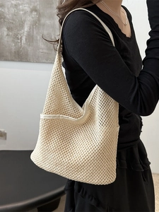 Sac seau tissé beige minimaliste avec texture maille ajourée pour le style d'été