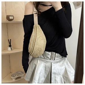 Détail du mini sac de poitrine en paille tressée avec fermeture éclair et sangle réglable