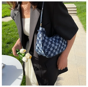 Sac baguette en denim à carreaux bleu et blanc avec bords effilochés et fine bandoulière