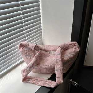 Sac hobo rose en nylon avec broderie colorée et détails de nœuds décoratifs
