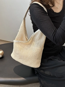 Sac seau tissé beige à texture ajourée et maille, idéal pour les vacances d'été