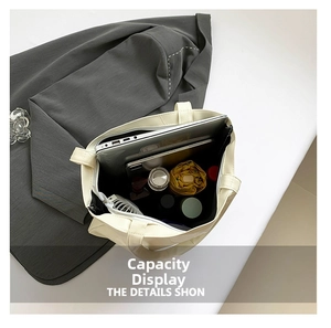 Interno della capiente borsa tote beige con spazio per laptop e oggetti vari