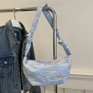 Sac demi-lune en nylon bleu clair avec texture gaufrée et broderie ondulée colorée