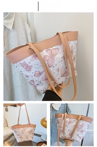 Detailansicht der Tragetasche mit Schmetterlingsdruck und rosa Ledergriffen und Sternen
