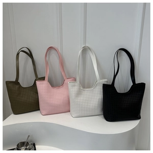 Detailed comparison of four woven tote bags in green, pink, white, and black colors