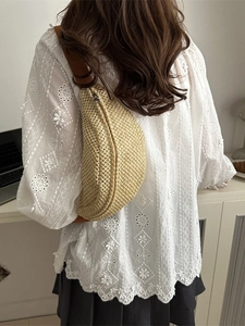 Mini sac de poitrine tissé beige avec bandoulière marron et fermeture éclair argentée élégante