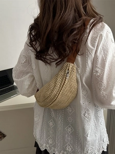 Mini sac banane tressé en paille pour femme avec bandoulière marron au style décontracté
