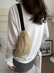 Mini sac bandoulière croissant tissé avec sangle noire pour un style estival