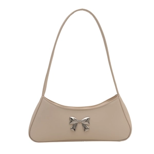 Bolso de hombro color crema de piel sintética con lazo metálico plateado estilo baguette