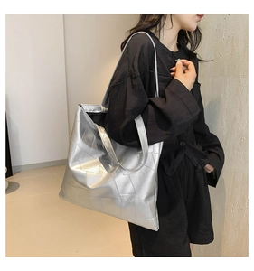 Dettaglio della grande borsa tote argento con trapuntatura a quadri e finitura metallizzata