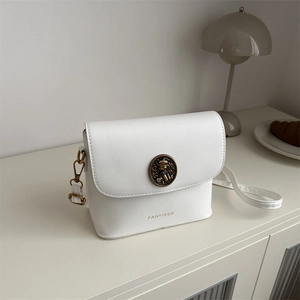 Sac seau vintage en cuir blanc avec boucle ours dorée et bandoulière élégante