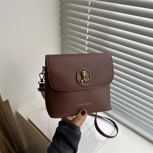 Sac seau vintage marron rouge mat avec détails dorés et bandoulière réglable pratique
