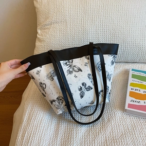 Große Shopper-Tasche mit Schmetterling- und Sternbild-Print in Schwarz und Weiß