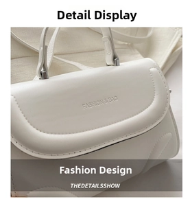 Detailaufnahme der weißen PU-Lederklappe mit FASHION & BAG Prägung und Silberbeschlägen