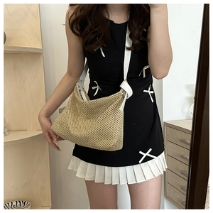 Texture tissée détaillée du sac en paille d'été avec bandoulière en cuir blanc