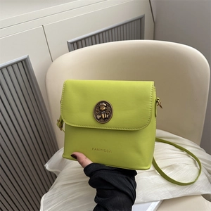 Sac seau vintage vert néon avec emblème d'ours en métal et fine bandoulière