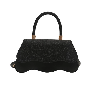Borsa a mano nera glitterata con bordi ondulati e dettagli in metallo dorato