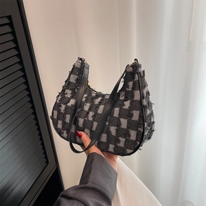 Sac baguette chic à damier noir et blanc avec bords effilochés et bandoulière en cuir