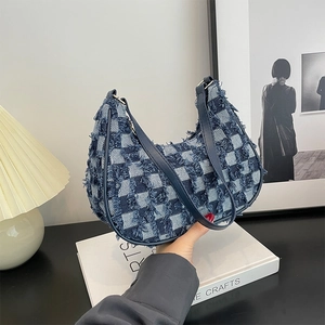 Sac hobo en denim à carreaux bleu et blanc avec texture effilochée et anse en cuir