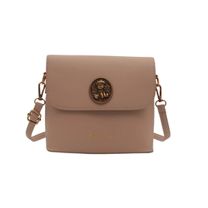 Sac bandoulière carré rose vintage minimaliste avec emblème d'ours en bronze et bandoulière