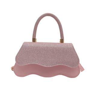Sac à bandoulière rose chic avec bord ondulé et finition scintillante pour femmes