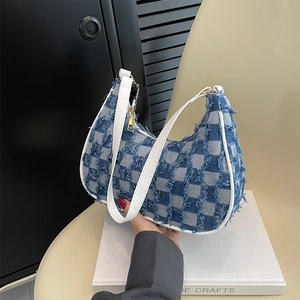 Sac sous le bras en denim bleu à damier avec bords effilochés et bandoulière blanche