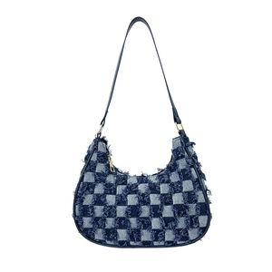 Sac hobo en denim à damier bleu avec bords effilochés et bandoulière minimaliste chic