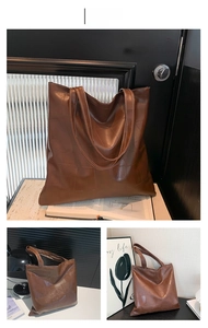 Dettaglio della grande borsa tote marrone con goffratura patchwork quadrata in ecopelle PU