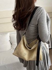 Sac fourre-tout en paille tisse main avec bandoulières en cuir noir style minimaliste