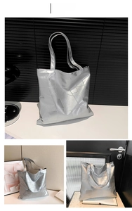 Dettaglio della borsa tote argento con trama geometrica e pelle PU metallizzata