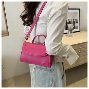 Detailansicht der stylischen magentafarbenen Umhängetasche mit FASHION & BAG Schriftzug