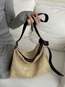 Sac fourre-tout en paille tissé beige avec lanières en cuir noir et nœuds