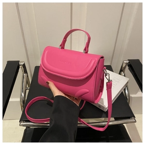 Detailansicht der pinkfarbenen Handtasche mit eingeprägtem Fashion & Bag Logo