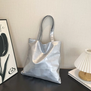 Borsa tote argento con motivi geometrici, ideale per gli spostamenti quotidiani