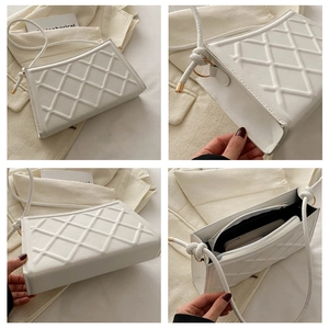 Détails du sac bandoulière blanc matelassé avec fines bretelles et ferrures dorées