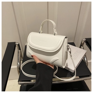 Weiße Umhängetasche mit FASHION & BAG Prägung und elegantem Tragegriff für Damen