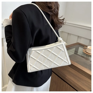 Détail du sac à bandoulière blanc matelassé avec motif à carreaux et fine bandoulière