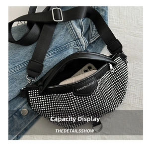 Vue intérieure du sac banane noir à clous montrant l'espace pour téléphone et portefeuille