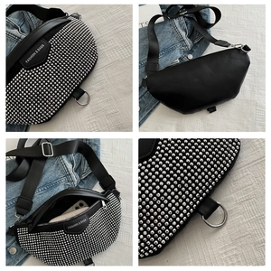 Détails macro du sac banane en cuir noir avec clous argentés et bandoulière réglable