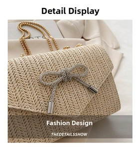 Détail d'un sac en paille tissée avec un grand nœud en strass brillant et chaîne dorée