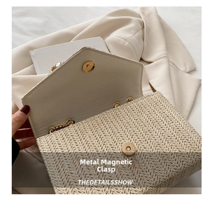 Détail du sac en paille tressée avec fermoir magnétique et chaîne métallique