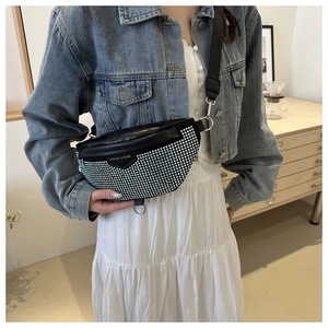 Détails des strass argentés brillants sur le sac banane noir en similicuir pour femme