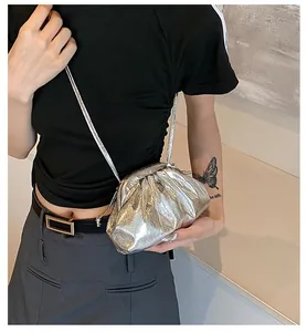 Détail du sac nuage plissé argenté métallisé avec fine bandoulière sur le mannequin
