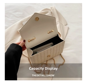 Gros plan de l'intérieur d'un sac tissé beige montrant la capacité pour un téléphone