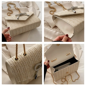 Détail du sac en paille beige avec nœud en strass et bandoulière chaîne dorée